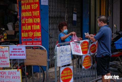 Hà Nội: Đi chợ giãn cách alo là có hàng tại chợ nhà giàu Hàng Bè - Ảnh 1. Hà Nội: Đi chợ giãn cách alo là có hàng tại chợ nhà giàu Hàng Bè - Ảnh 1.