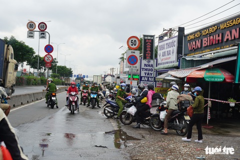 Người dân ùn ùn về quê, lực lượng tuần tra yêu cầu quay đầu - Ảnh 6. Người dân ùn ùn về quê, lực lượng tuần tra yêu cầu quay đầu - Ảnh 6.