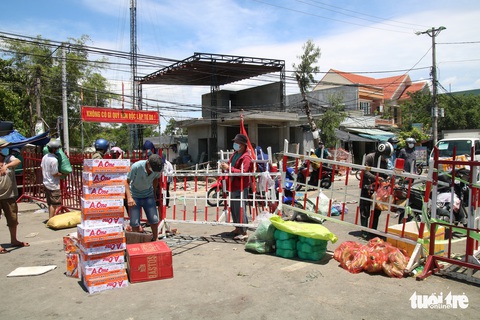 Gói ghém gạo, rau củ quả gửi người thân ở Đà Nẵng trước giờ ai ở đâu ở đó - Ảnh 4. Gói ghém gạo, rau củ quả gửi người thân ở Đà Nẵng trước giờ ai ở đâu ở đó - Ảnh 4.