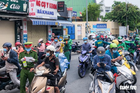 Khai báo di biến động dân cư ngày 15-8: Ùn ứ giảm nhưng vẫn đông - Ảnh 1. Khai báo di biến động dân cư ngày 15-8: Ùn ứ giảm nhưng vẫn đông - Ảnh 1.