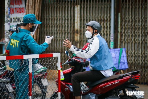 Khai báo di biến động dân cư ngày 15-8: Ùn ứ giảm nhưng vẫn đông - Ảnh 8. Khai báo di biến động dân cư ngày 15-8: Ùn ứ giảm nhưng vẫn đông - Ảnh 8.