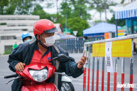 Khai báo di biến động dân cư ngày 15-8: Ùn ứ giảm nhưng vẫn đông - Ảnh 5. Khai báo di biến động dân cư ngày 15-8: Ùn ứ giảm nhưng vẫn đông - Ảnh 5.