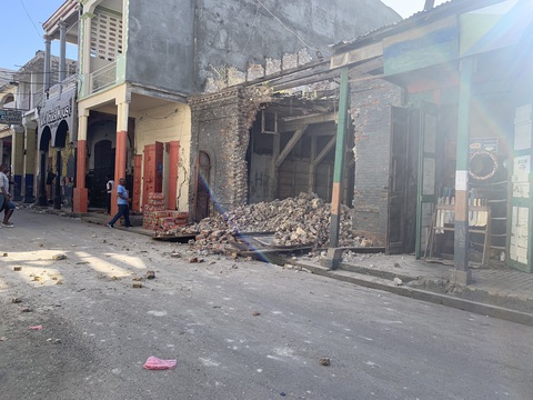Chùm ảnh thảm họa động đất ở Haiti, hơn 300 người chết - Ảnh 11. Chùm ảnh thảm họa động đất ở Haiti, hơn 300 người chết - Ảnh 11.