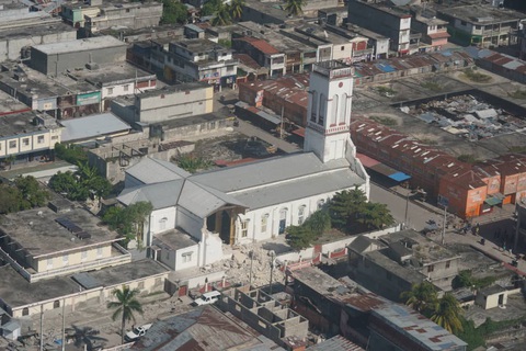 Chùm ảnh thảm họa động đất ở Haiti, hơn 300 người chết - Ảnh 12. Chùm ảnh thảm họa động đất ở Haiti, hơn 300 người chết - Ảnh 12.
