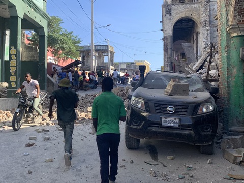 Chùm ảnh thảm họa động đất ở Haiti, hơn 300 người chết - Ảnh 14. Chùm ảnh thảm họa động đất ở Haiti, hơn 300 người chết - Ảnh 14.