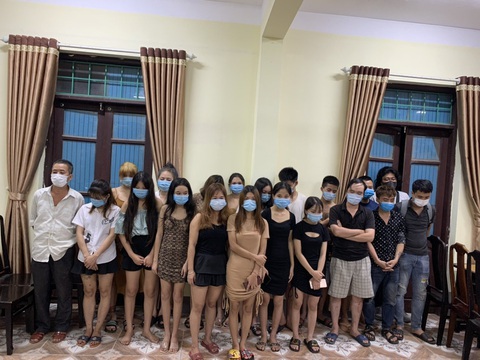 Công an đột kích quán karaoke, nhân viên, khách hát chui vào chuồng gà để trốn - Ảnh 1. Công an đột kích quán karaoke, nhân viên, khách hát chui vào chuồng gà để trốn - Ảnh 1.