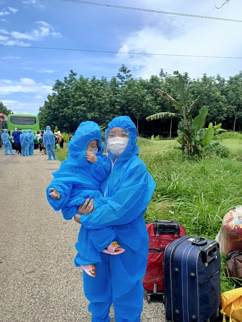Những chuyến xe ‘màu lửa’ đưa bà con về quê tránh dịch - Ảnh 4. Những chuyến xe ‘màu lửa’ đưa bà con về quê tránh dịch - Ảnh 4.