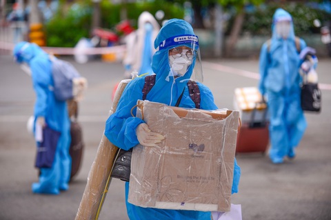 Những chuyến xe ‘màu lửa’ đưa bà con về quê tránh dịch - Ảnh 2. Những chuyến xe ‘màu lửa’ đưa bà con về quê tránh dịch - Ảnh 2.