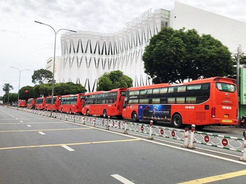 Những chuyến xe ‘màu lửa’ đưa bà con về quê tránh dịch - Ảnh 1. Những chuyến xe ‘màu lửa’ đưa bà con về quê tránh dịch - Ảnh 1.