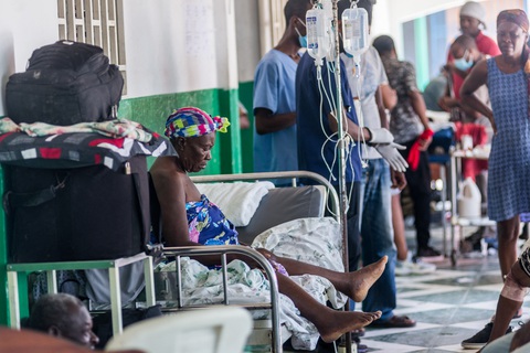 Bệnh viện Haiti quá tải, hàng ngàn người thương vong sau động đất - Ảnh 1. Bệnh viện Haiti quá tải, hàng ngàn người thương vong sau động đất - Ảnh 1.