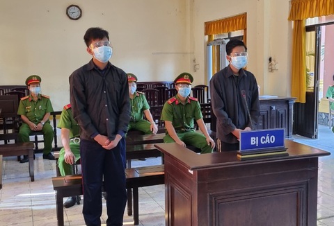 Nhậu xỉn đánh công an trực chốt, 2 thanh niên lãnh 30 tháng tù - Ảnh 1. Nhậu xỉn đánh công an trực chốt, 2 thanh niên lãnh 30 tháng tù - Ảnh 1.