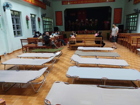 13 người làm thuê Quảng Ngãi đi bộ về quê được xe thiện nguyện Phú Yên chở giúp - Ảnh 4. 13 người làm thuê Quảng Ngãi đi bộ về quê được xe thiện nguyện Phú Yên chở giúp - Ảnh 4.