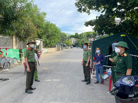 Ký giấy cho người ở vùng dịch về quê, phó chủ tịch xã bị đình chỉ - Ảnh 1. Ký giấy cho người ở vùng dịch về quê, phó chủ tịch xã bị đình chỉ - Ảnh 1.