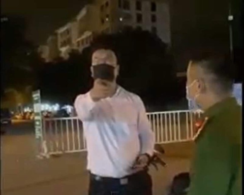 Người tự xưng tao là tiến sĩ chửi bới cán bộ trực chốt đúng là... tiến sĩ - Ảnh 1. Người tự xưng tao là tiến sĩ chửi bới cán bộ trực chốt đúng là... tiến sĩ - Ảnh 1.