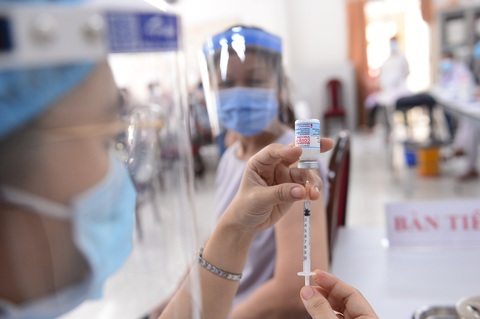 TP.HCM có thể mở rộng tiêm vắc xin cho người từ 12-18 tuổi vào nửa đầu tháng 9 - Ảnh 1. TP.HCM có thể mở rộng tiêm vắc xin cho người từ 12-18 tuổi vào nửa đầu tháng 9 - Ảnh 1.