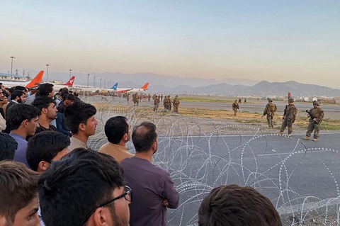 Nhiều nước gấp rút sơ tán người khỏi Afghanistan, Nga cũng đổi ý - Ảnh 2. Nhiều nước gấp rút sơ tán người khỏi Afghanistan, Nga cũng đổi ý - Ảnh 2.