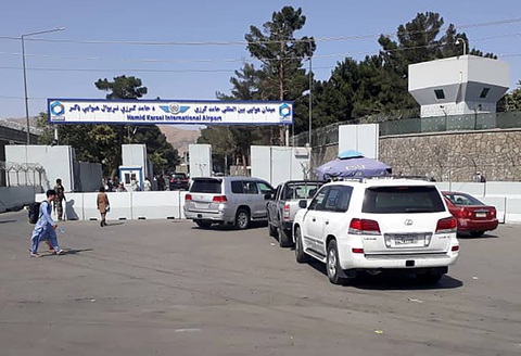 Sân bay Kabul hỗn loạn khi Mỹ di tản dân Mỹ và nhân viên Afghanistan - Ảnh 3. Sân bay Kabul hỗn loạn khi Mỹ di tản dân Mỹ và nhân viên Afghanistan - Ảnh 3.