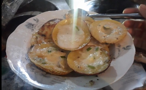 Xay bột bằng cối đá, đổ bánh khọt, xắt bột làm bánh canh cua đồng thủ công - Ảnh 6. Xay bột bằng cối đá, đổ bánh khọt, xắt bột làm bánh canh cua đồng thủ công - Ảnh 6.