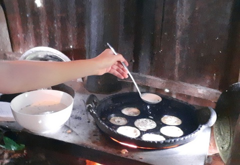 Xay bột bằng cối đá, đổ bánh khọt, xắt bột làm bánh canh cua đồng thủ công - Ảnh 5. Xay bột bằng cối đá, đổ bánh khọt, xắt bột làm bánh canh cua đồng thủ công - Ảnh 5.