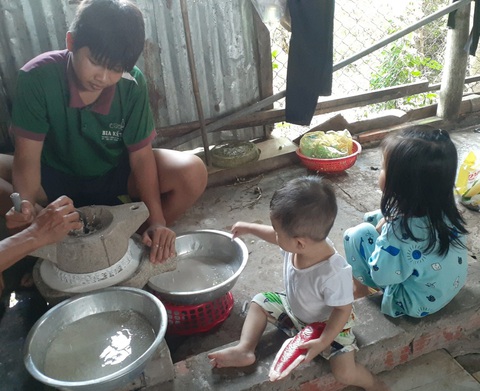 Xay bột bằng cối đá, đổ bánh khọt, xắt bột làm bánh canh cua đồng thủ công - Ảnh 3. Xay bột bằng cối đá, đổ bánh khọt, xắt bột làm bánh canh cua đồng thủ công - Ảnh 3.