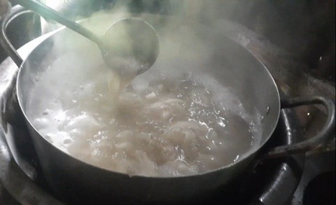 Xay bột bằng cối đá, đổ bánh khọt, xắt bột làm bánh canh cua đồng thủ công - Ảnh 4. Xay bột bằng cối đá, đổ bánh khọt, xắt bột làm bánh canh cua đồng thủ công - Ảnh 4.