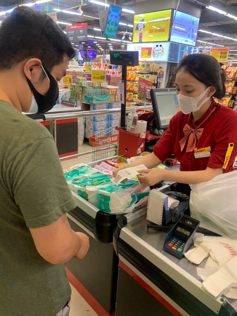 Gói bảo hiểm “Khỏe mạnh trong mùa dịch” của VinMart tiếp tục sẻ chia khó khăn với khách hàng - Ảnh 1. Gói bảo hiểm “Khỏe mạnh trong mùa dịch” của VinMart tiếp tục sẻ chia khó khăn với khách hàng - Ảnh 1.