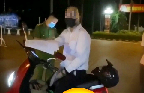 Người đàn ông tự xưng tiến sĩ chửi bới, chống đối cán bộ trực chốt COVID-19 - Ảnh 1. Người đàn ông tự xưng tiến sĩ chửi bới, chống đối cán bộ trực chốt COVID-19 - Ảnh 1.