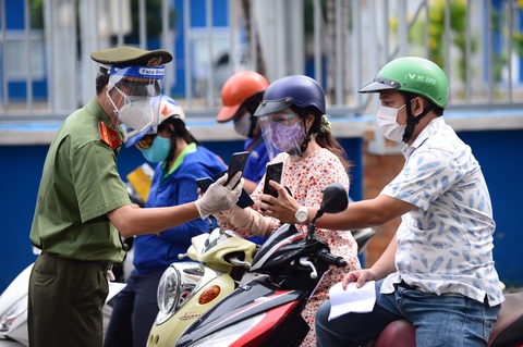 4.0 hỗ trợ chống dịch: Một người dân gần chục cái app - Ảnh 1. 4.0 hỗ trợ chống dịch: Một người dân gần chục cái app - Ảnh 1.