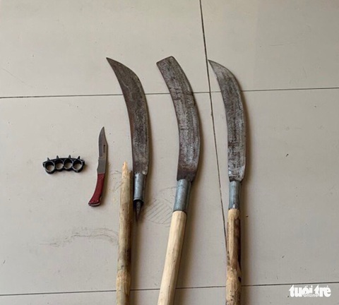 Thành phố giãn cách nghiêm, vẫn xách dao, mã tấu hẹn đánh nhau - Ảnh 1. Thành phố giãn cách nghiêm, vẫn xách dao, mã tấu hẹn đánh nhau - Ảnh 1.