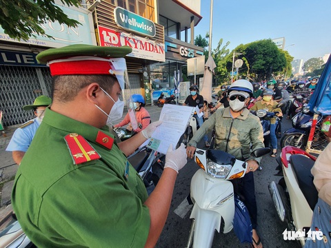 Sáng 16-8: Không khai báo di chuyển nội địa, các chốt giảm ùn ứ - Ảnh 1. Sáng 16-8: Không khai báo di chuyển nội địa, các chốt giảm ùn ứ - Ảnh 1.