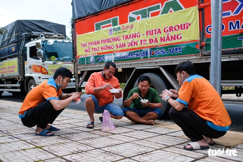Đoàn xe nối đuôi đi xuyên đêm chở nông sản Đà Lạt tiếp tế cho bà con Đà Nẵng - Ảnh 9. Đoàn xe nối đuôi đi xuyên đêm chở nông sản Đà Lạt tiếp tế cho bà con Đà Nẵng - Ảnh 9.