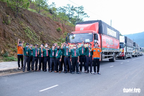 Đoàn xe nối đuôi đi xuyên đêm chở nông sản Đà Lạt tiếp tế cho bà con Đà Nẵng - Ảnh 6. Đoàn xe nối đuôi đi xuyên đêm chở nông sản Đà Lạt tiếp tế cho bà con Đà Nẵng - Ảnh 6.