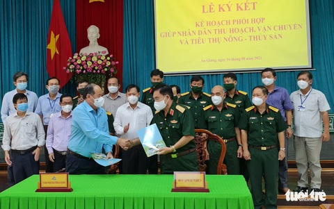 Quân khu 9 hỗ trợ người dân An Giang thu hoạch, vận chuyển nông sản - Ảnh 1. Quân khu 9 hỗ trợ người dân An Giang thu hoạch, vận chuyển nông sản - Ảnh 1.