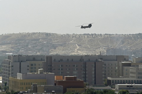 Tổng thống Afghanistan chạy ra nước ngoài - Ảnh 1. Tổng thống Afghanistan chạy ra nước ngoài - Ảnh 1.