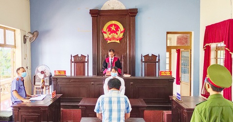Người đàn ông đấm sưng mặt công an tại chốt phòng chống dịch lãnh 30 tháng tù - Ảnh 1. Người đàn ông đấm sưng mặt công an tại chốt phòng chống dịch lãnh 30 tháng tù - Ảnh 1.