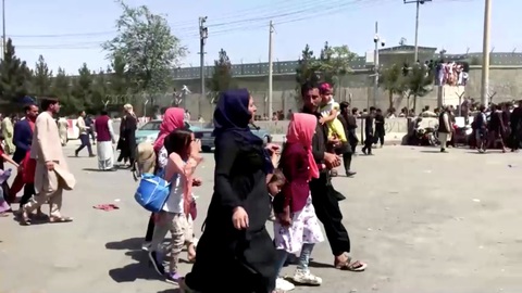Nhiều quân nhân Afghanistan trốn sang các nước láng giềng, một máy bay rơi - Ảnh 1. Nhiều quân nhân Afghanistan trốn sang các nước láng giềng, một máy bay rơi - Ảnh 1.