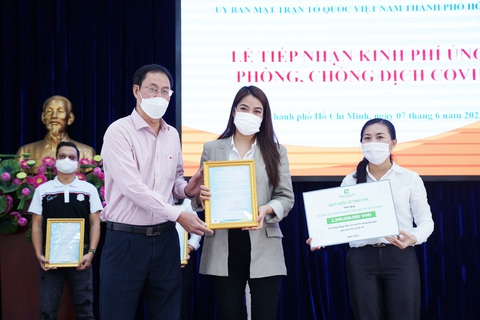 Hương Giang tặng đồng hồ đấu giá 900 triệu đồng, Thùy Tiên mua máy trợ thở cho bệnh viện - Ảnh 3. Hương Giang tặng đồng hồ đấu giá 900 triệu đồng, Thùy Tiên mua máy trợ thở cho bệnh viện - Ảnh 3.