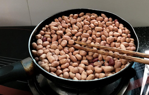 Làm muối lạc vừng ăn dân dã ngon miệng và bảo quản được rất lâu - Ảnh 2. Làm muối lạc vừng ăn dân dã ngon miệng và bảo quản được rất lâu - Ảnh 2.