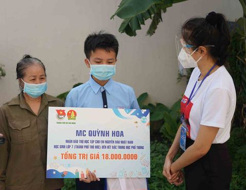 Đàm Vĩnh Hưng bảo trợ học tập cho 100 em có hoàn cảnh khó khăn do COVID-19 - Ảnh 3. Đàm Vĩnh Hưng bảo trợ học tập cho 100 em có hoàn cảnh khó khăn do COVID-19 - Ảnh 3.