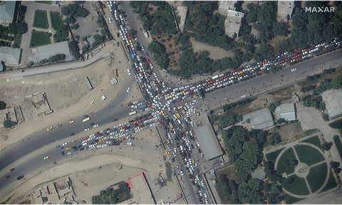 Cuộc di tản ở Kabul nhìn từ ảnh vệ tinh - Ảnh 5. Cuộc di tản ở Kabul nhìn từ ảnh vệ tinh - Ảnh 5.