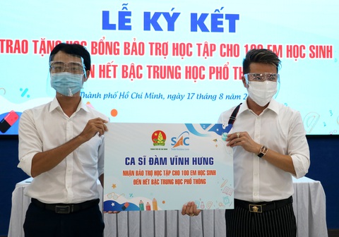 Đàm Vĩnh Hưng bảo trợ học tập cho 100 em có hoàn cảnh khó khăn do COVID-19 - Ảnh 1. Đàm Vĩnh Hưng bảo trợ học tập cho 100 em có hoàn cảnh khó khăn do COVID-19 - Ảnh 1.
