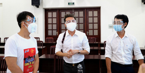 Đàm Vĩnh Hưng bảo trợ học tập cho 100 em có hoàn cảnh khó khăn do COVID-19 - Ảnh 2. Đàm Vĩnh Hưng bảo trợ học tập cho 100 em có hoàn cảnh khó khăn do COVID-19 - Ảnh 2.