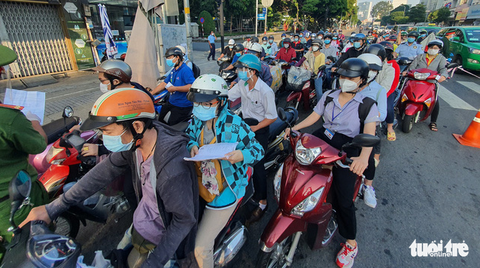 TP.HCM: Gần 1 triệu lượt người ra đường mỗi ngày - Ảnh 1. TP.HCM: Gần 1 triệu lượt người ra đường mỗi ngày - Ảnh 1.