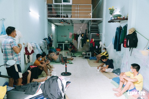 Công nhân mắc kẹt trong đại dịch chia nhau từng gói mì qua bữa - Ảnh 6. Công nhân mắc kẹt trong đại dịch chia nhau từng gói mì qua bữa - Ảnh 6.