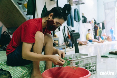 Công nhân mắc kẹt trong đại dịch chia nhau từng gói mì qua bữa - Ảnh 8. Công nhân mắc kẹt trong đại dịch chia nhau từng gói mì qua bữa - Ảnh 8.