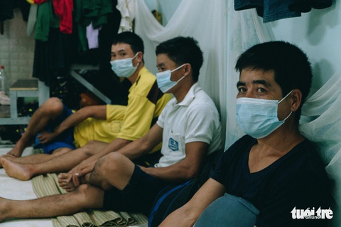 Công nhân mắc kẹt trong đại dịch chia nhau từng gói mì qua bữa - Ảnh 9. Công nhân mắc kẹt trong đại dịch chia nhau từng gói mì qua bữa - Ảnh 9.