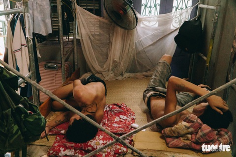 Công nhân mắc kẹt trong đại dịch chia nhau từng gói mì qua bữa - Ảnh 3. Công nhân mắc kẹt trong đại dịch chia nhau từng gói mì qua bữa - Ảnh 3.