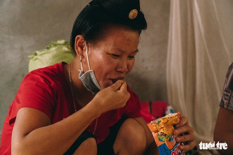 Công nhân mắc kẹt trong đại dịch chia nhau từng gói mì qua bữa - Ảnh 4. Công nhân mắc kẹt trong đại dịch chia nhau từng gói mì qua bữa - Ảnh 4.