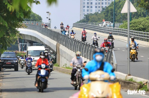 Đường phố TP.HCM tấp nập trở lại - Ảnh 18. Đường phố TP.HCM tấp nập trở lại - Ảnh 18.