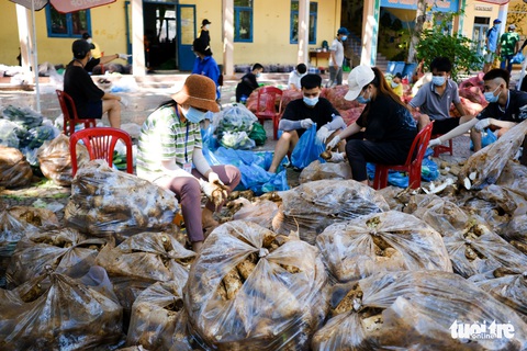 Gạo, cá khô, rau củ chuyển tận tay người dân Đà Nẵng trong tuần phong tỏa - Ảnh 4. Gạo, cá khô, rau củ chuyển tận tay người dân Đà Nẵng trong tuần phong tỏa - Ảnh 4.